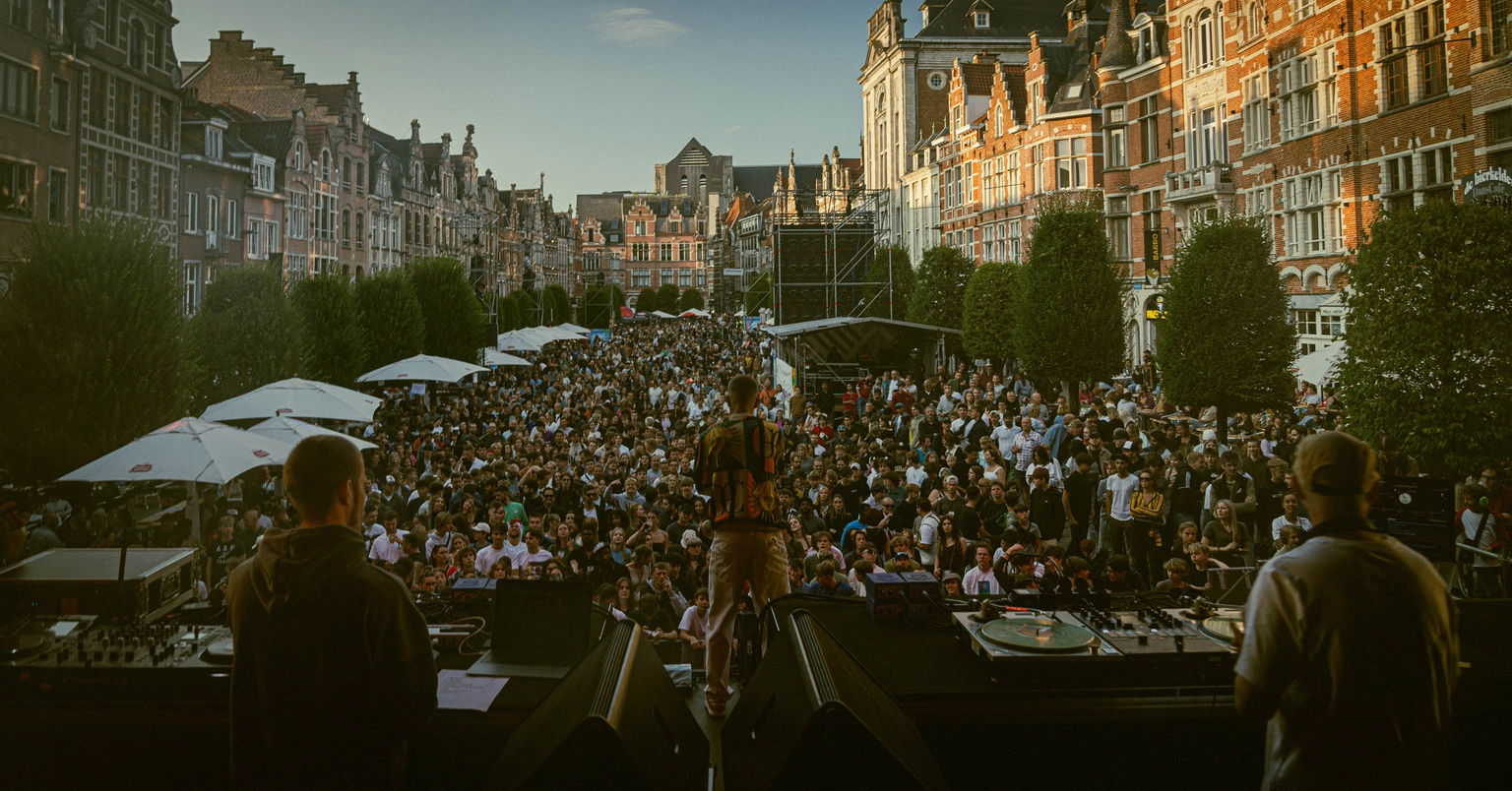 image of a big crowd